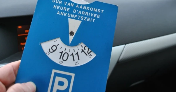 Parkeren rondom de kerk is vanaf nu blauwe zone